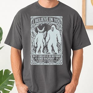 Cryptid Encounter Comfort Colors Tshirt, Cryptid Lover T-Shirt, Mothman und Bigfoot Shirt, Paranormal Kleidung, Fabelwesen Grafik Shirt