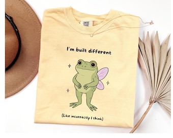 Comfortabele kleuren I'm built different Like wrong I Think Fairy Frog-shirt
