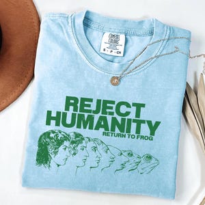 Camiseta Comfort Colors Rechaza a la Humanidad y Conviértete en Rana, Camiseta Divertida con Meme de la Evolución