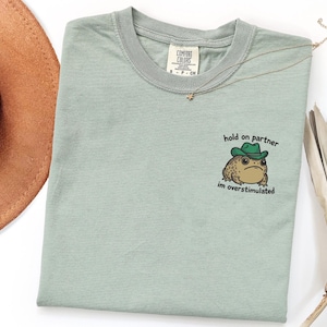 Chemise brodée Hold On Partner I'm Overstimulated Toad Comfort Colors
