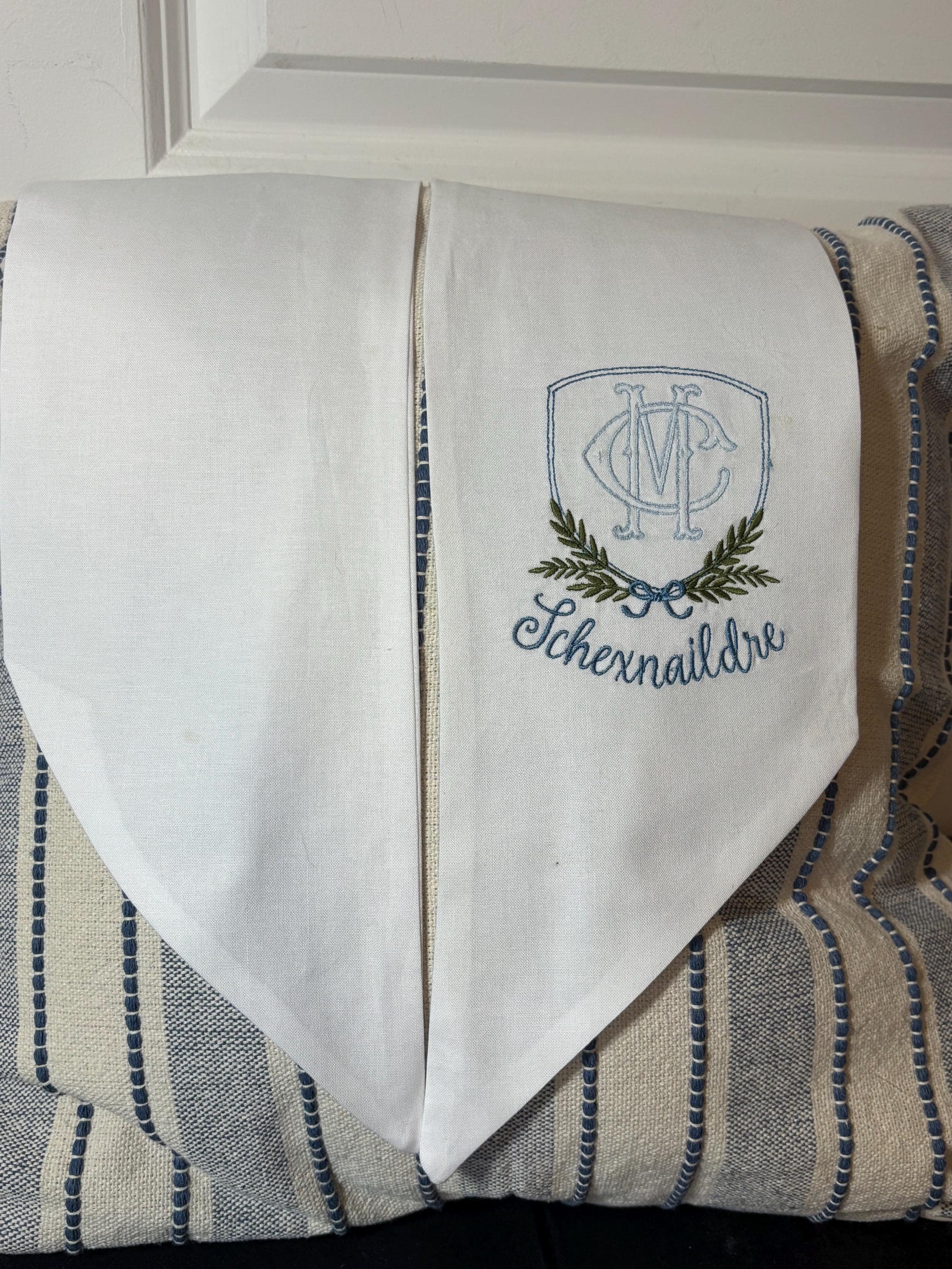 Personalized  Wedding Crest Wreath Sashes with Initials/last name, Custom Wedding wreath sash, Embroidered couple's crest sash