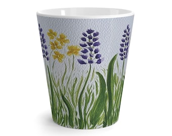 Lattemok met lupine en wilde bloemen met aquarelprint | Keramische beker met bloemen