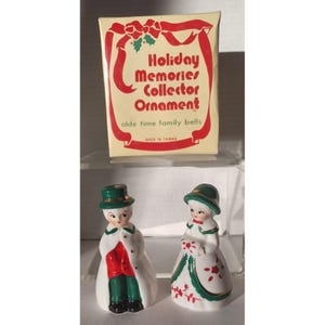 Vintage Holiday Memories Olde Time Family Porcelain Bells In Original Box Taiwan
