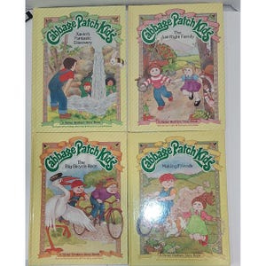 Könnte beinhalten: Vier Vintage Cabbage Patch Kids-Geschichtenbücher. Titel sind "Xavier's Fantastic Discovery", "The Just-Right Family", "The Big Bicycle Race" und "Making Friends". Jedes Buch zeigt farbenfrohe Illustrationen und das "Cabbage Patch Kids"-Logo.