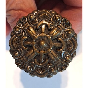 Set of 7 Vintage Floral Medallion Drawer Pulls Antique Brass Cabinet Knobs Round