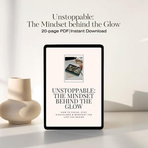 Könnte beinhalten: Ein digitales Tablet zeigt den Titel "Unstoppable: The Mindset behind the Glow" mit dem Text "20-seitiges PDF | Sofort-Download." Das Tablet befindet sich auf einer weißen Oberfläche, neben einer beigen Vase.