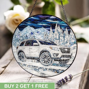 SUVの冬景色ステンドグラス、車好きのお父さんの趣味、デジタルPNG、雪山アドベンチャー、クリスマスのオフロード旅行探検