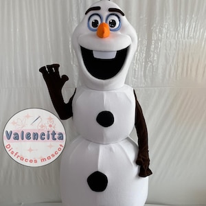 Puede incluir: Un disfraz de cuerpo completo de Olaf con una cara sonriente, cabello de ramitas negras y una nariz de zanahoria. El disfraz es blanco con botones negros y brazos y manos marrones. El disfraz tiene el texto "Valencita Disfraces mascot".
