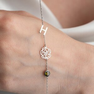 Pulsera personalizada con inicial de flor de nacimiento y piedra de nacimiento / Pulsera personalizada con letra de piedra de nacimiento familiar / Regalo de joyería de cumpleaños para una amiga