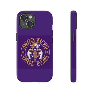 Puede incluir: Una funda de teléfono morada con el emblema de la fraternidad Omega Psi Phi. El emblema incluye un bulldog, una lanza y el nombre de la fraternidad en un círculo dorado. La funda se muestra de frente y de lado.