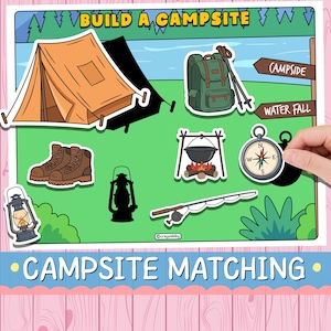 Könnte beinhalten: Ein Campingplatz-Zuordnungsspiel mit dem Titel BUILD A CAMPSITE, das Illustrationen eines beigen Zeltes, eines grünen Rucksacks, Wanderstiefeln, einer Laterne, einer Angelrute, eines Lagerfeuers mit Topf und eines Kompasses sowie Holzschilder zeigt.
