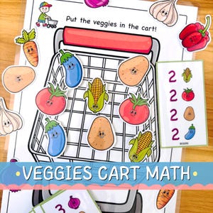 Könnte beinhalten: Ein farbenfrohes Lernspiel mit einer Einkaufswagen-Grafik und Gemüse-Ausschnitten. Der Text "Put the veggies in the cart!" steht über dem Wagen. Das Spiel enthält eine Mathe-Komponente mit Zahlen und Gemüse-Illustrationen.