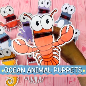 Op de afbeelding: Een verzameling papieren handpoppen van zeedieren met cartoonontwerpen van een kreeft, krab, octopus en zeepaardje. Elk wezen heeft grote witte ogen en een wijd open mond met een rood en zwart ruitpatroon in levendige kleuren.