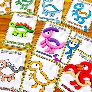 Puede incluir: Un conjunto de tarjetas de manualidades con tem&aacute;tica de dinosaurios con modelos de arcilla coloridos. Cada tarjeta presenta un dinosaurio diferente, como un Estegosaurio, Braquiosaurio y Pterod&aacute;ctilo. Las tarjetas tienen el texto "I can make a" y nombres de dinosaurios.