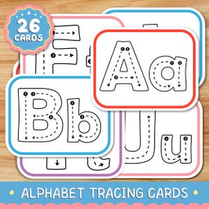 Puede incluir: Un conjunto de 26 tarjetas de caligraf&iacute;a del alfabeto con letras may&uacute;sculas y min&uacute;sculas, flechas direccionales numeradas y l&iacute;neas discontinuas para guiar el trazo. Cada tarjeta tiene un borde colorido y una insignia indica 26 CARDS.