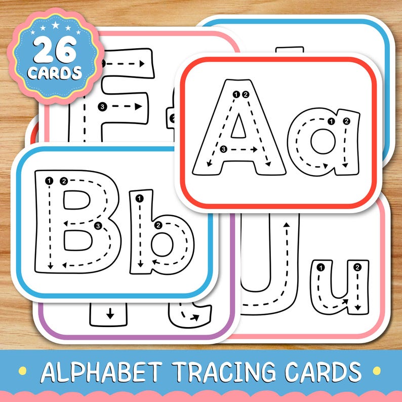 Puede incluir: Un conjunto de 26 tarjetas de caligraf&iacute;a del alfabeto con letras may&uacute;sculas y min&uacute;sculas, flechas direccionales numeradas y l&iacute;neas discontinuas para guiar el trazo. Cada tarjeta tiene un borde colorido y una insignia indica 26 CARDS.