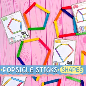 Puede incluir: Palitos de helado coloridos dispuestos en formas geométricas, incluyendo un pentágono, un hexágono y un diamante, junto con tarjetas de instrucciones. Las tarjetas presentan el texto "Let's Make a Triangle!", "Let's Make a Diamond!" y "Let's Make a House!". La imagen también incluye el texto "POPSICLE STICKS SHAPES".