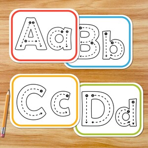 Puede incluir: Cuatro tarjetas educativas rectangulares que muestran las letras Aa, Bb, Cc y Dd en contorno negro con flechas direccionales y gu&iacute;as numeradas de orden de trazo. Cada tarjeta tiene un borde de color distinto: rojo, azul, naranja y verde.