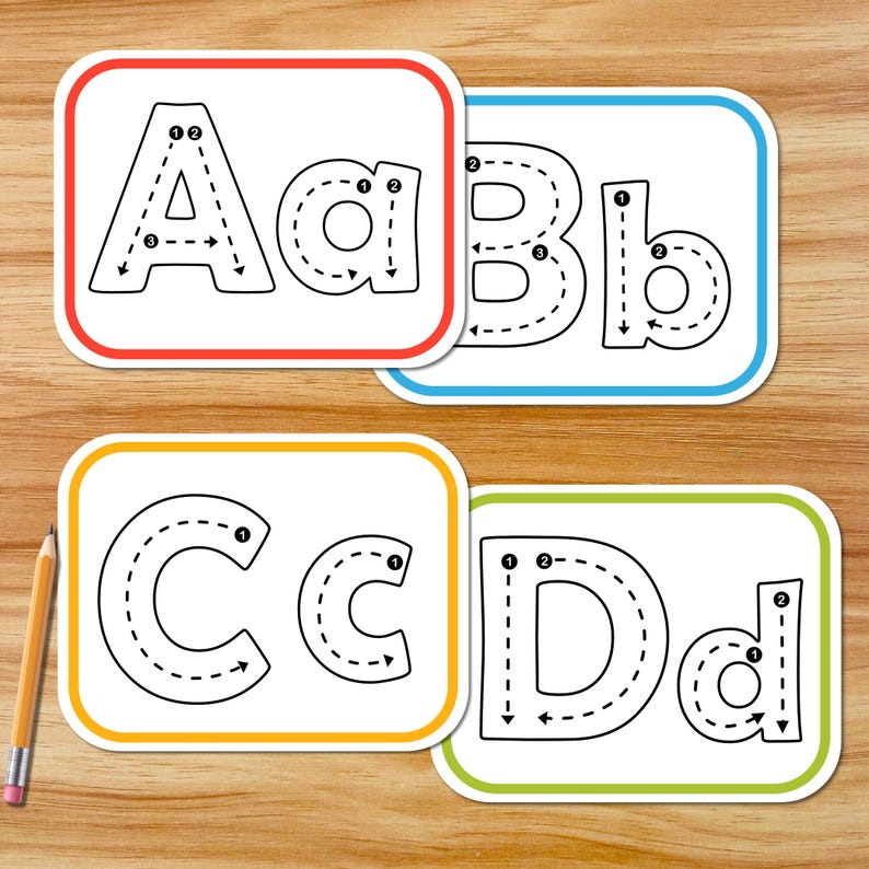 Puede incluir: Cuatro tarjetas educativas rectangulares que muestran las letras Aa, Bb, Cc y Dd en contorno negro con flechas direccionales y gu&iacute;as numeradas de orden de trazo. Cada tarjeta tiene un borde de color distinto: rojo, azul, naranja y verde.