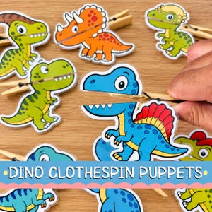 Può includere: Una collezione di marionette a molletta a forma di dinosauro, tra cui uno Spinosaurus blu, un Triceratops arancione e figure di T-Rex verdi. Ogni molletta di legno è fissata a una sagoma di dinosauro illustrata e colorata.