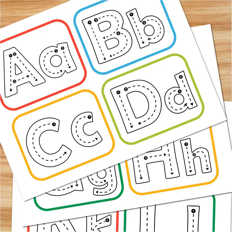 Puede incluir: Tarjetas educativas del alfabeto con letras may&uacute;sculas y min&uacute;sculas de la A a la L. Cada letra est&aacute; delineada en negro con flechas direccionales y pasos numerados para trazar, dentro de bordes rectangulares redondeados de colores.