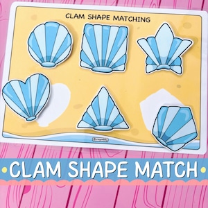 Op de afbeelding: Een houten puzzel met schelpvormen met zes blauw-witte schelpvormen. Het puzzelbord is geel met de tekst "CLAM SHAPE MATCHING" bovenaan en "CLAM SHAPE MATCH" onderaan.