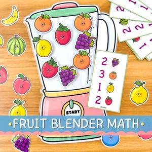 Könnte beinhalten: Ein farbenfrohes Lernspiel mit einer Mixer-Grafik und Obstaufklebern, darunter Orangen, Erdbeeren, Trauben und Zitronen. Das Spiel enthält Zahlenkarten und den Text "FRUIT BLENDER MATH".