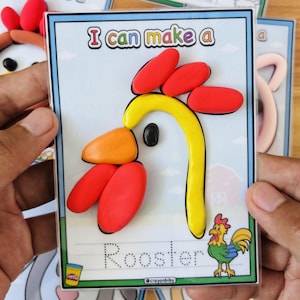 Puede incluir: Una tarjeta educativa colorida con un dise&ntilde;o de gallo hecho con plastilina. La tarjeta presenta el texto "I can make a Rooster" y una ilustraci&oacute;n de un gallo de dibujos animados. La cresta y la barba del gallo son rojas, y el pico es naranja.