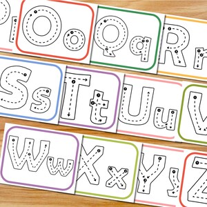 Puede incluir: Una colecci&oacute;n de tarjetas educativas del alfabeto con letras may&uacute;sculas y min&uacute;sculas de la O a la Z. Cada tarjeta muestra una letra con flechas direccionales numeradas y l&iacute;neas discontinuas para guiar los trazos, enmarcada por bordes coloridos.