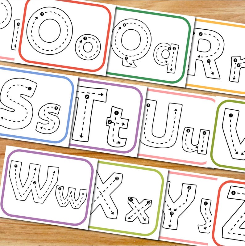 Puede incluir: Una colecci&oacute;n de tarjetas educativas del alfabeto con letras may&uacute;sculas y min&uacute;sculas de la O a la Z. Cada tarjeta muestra una letra con flechas direccionales numeradas y l&iacute;neas discontinuas para guiar los trazos, enmarcada por bordes coloridos.