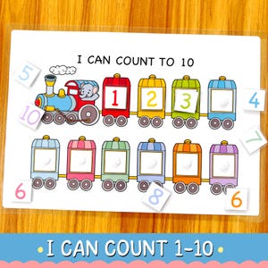 Könnte beinhalten: Lehrreiches Zählspiel mit einem bunten Zug und nummerierten Waggons. Der Text "I CAN COUNT TO 10" steht über dem Zug, mit zusätzlichen Zahlen verstreut. Der untere Teil des Bildes lautet "I CAN COUNT 1-10."