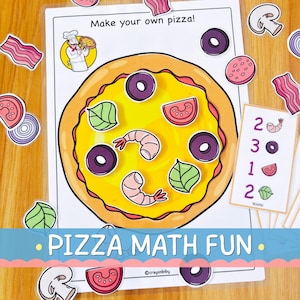 Può includere: Un gioco educativo a tema pizza con il testo "Make your own pizza!" e "PIZZA MATH FUN." Il gioco include una base per pizza, condimenti e carte numeriche. La pizza ha olive, gamberi e basilico.