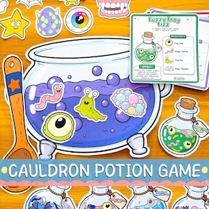Può includere: Un set di gioco con calderone per pozioni che include un grande calderone pieno di pozione viola, un cucchiaio di legno e una carta ricetta intitolata Fuzzy Frog Fizz. Il set include vari adesivi di ingredienti come occhi di rana, vermi e lumache.