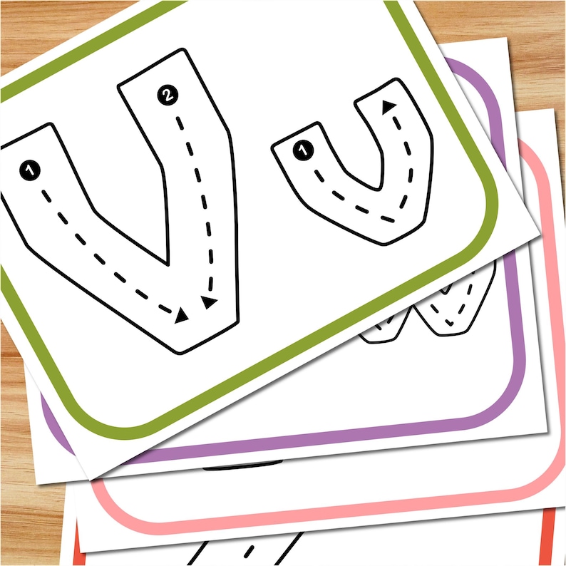 Puede incluir: Una pila de tarjetas educativas que muestran la letra V en may&uacute;scula y min&uacute;scula. Cada letra est&aacute; delineada en negro con l&iacute;neas discontinuas y flechas numeradas que indican el orden de los trazos para escribir. Las tarjetas tienen bordes de colores.