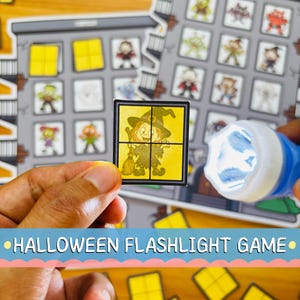 Puede incluir: Un juego de linterna de Halloween con un edificio impreso con ventanas de cuadrícula y una tarjeta cuadrada que muestra una bruja de dibujos animados con una escoba. Una linterna azul ilumina la tarjeta, revelando al personaje sobre un fondo amarillo.