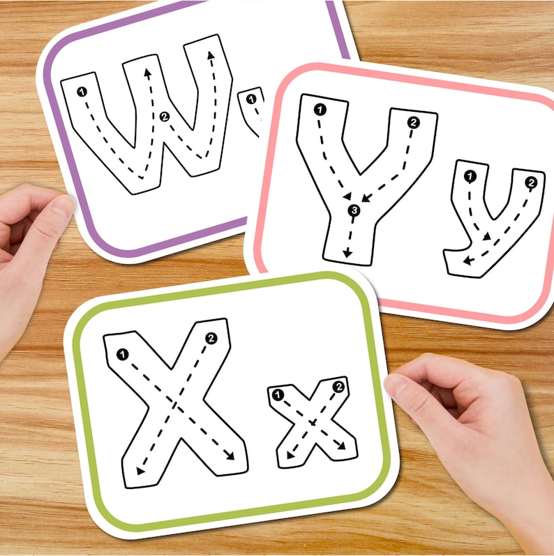 Puede incluir: Tres tarjetas educativas rectangulares que muestran las letras W, X e Y en may&uacute;sculas y min&uacute;sculas. Cada letra incluye contornos negros, c&iacute;rculos numerados y flechas direccionales discontinuas para guiar la secuencia de escritura.