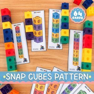 Puede incluir: Un conjunto de cubos encajables de colores rojo, azul, amarillo, verde y morado, dispuestos en pilas verticales junto a tarjetas de patrones rectangulares. Las tarjetas muestran ilustraciones de secuencias de cubos y el texto SNAP CUBE y 64 CARDS.