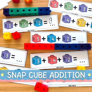 Puede incluir: Un conjunto de tarjetas educativas de matemáticas etiquetadas como SNAP CUBE con problemas de suma e ilustraciones de cubos de plástico encajables de colores. Varios cubos rojos, amarillos y azules están dispersos entre las tarjetas.