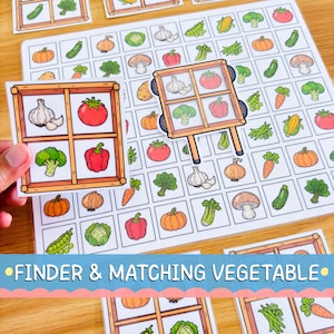 Può includere: Un gioco di abbinamento di verdure con una griglia di illustrazioni di vari prodotti tra cui pomodori, broccoli, peperoni, aglio, cipolle, carote e zucche, con carte separate a forma di cassa di legno per attività di smistamento.