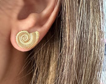 Orecchini a perno a forma di conchiglia Nautilus in oro: gioielli placcati in oro 18 carati