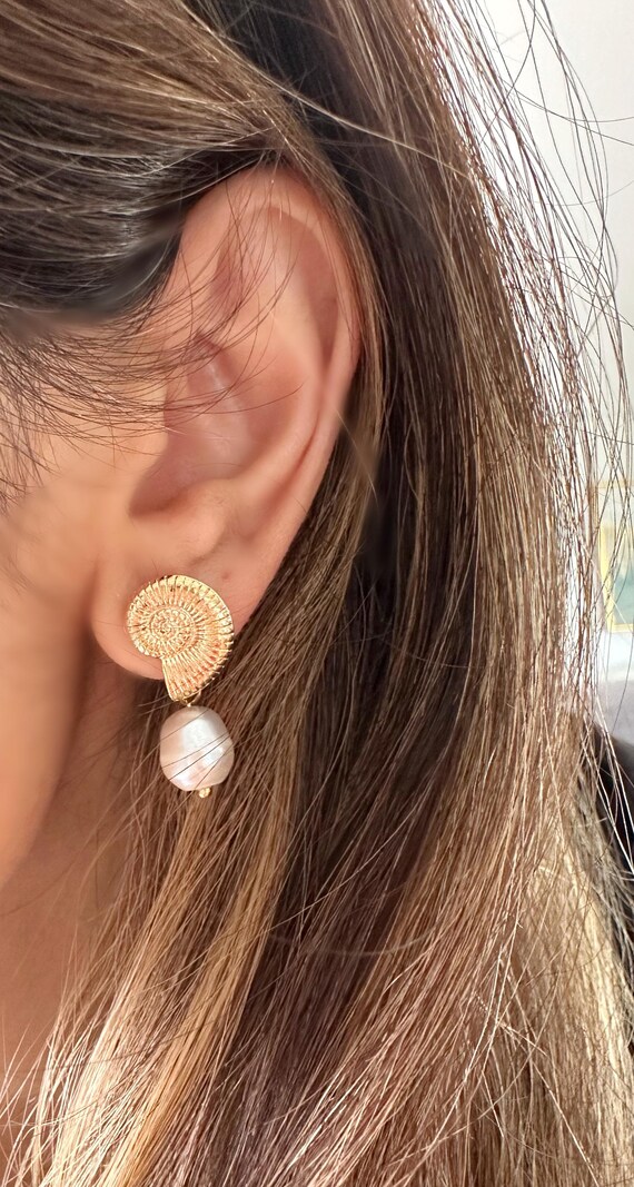 Gold Shell Dangle Earrings: Freshwater Pearl, 18k Gold  display picture 2