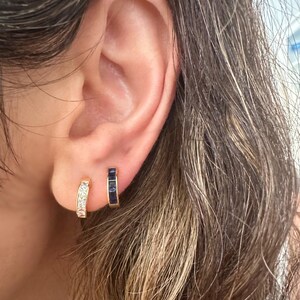 Dunkelblaue CZ Huggie Ohrringe: 18K Gold Plated Sterling Silber
