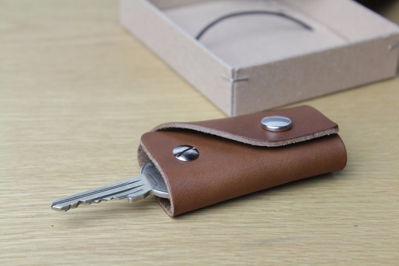 Key organizer key fob made of 100/% vegetable tanned light brown leather for up to 5 keys KG-S-LB