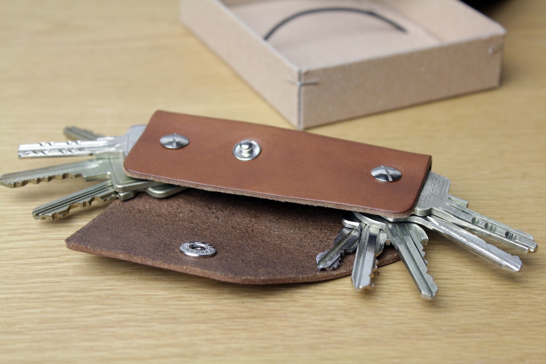 Tanmivvy Key Case Leather Key Holder Keychain Key Pouch Waist Hanging Key  Protector, Key Organizer, With 6 Key Fob Hooks and A Removable Key Ring
