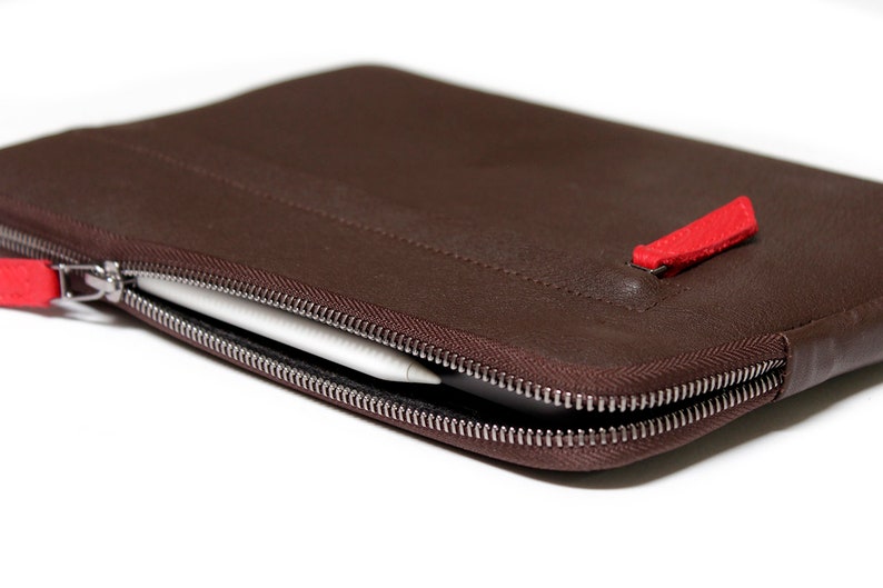 La pochette ajustée pour iPad Pro 12,9 s'adapte au clavier, au porte-crayon et à la poche avant. Housse sur mesure en cuir italien fin, cadeau fait main image 10