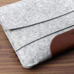 Pochette MacBook 14, accessoire de bureau minimaliste, manche ajustée, cadeau de Pâques 100 % feutre de laine, idée cadeau en cuir au tannage végétal Gray/Light Brown