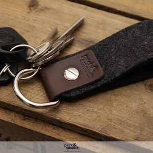 Keychain made of pure vegetable tanned leather and 100% merino wool felt image 3