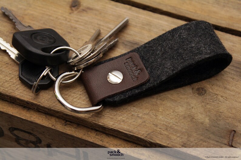 Keychain made of pure vegetable tanned leather and 100% merino wool felt image 3