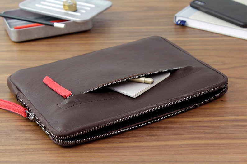 La pochette ajustée pour iPad Pro 12,9 s'adapte au clavier, au porte-crayon et à la poche avant. Housse sur mesure en cuir italien fin, cadeau fait main Dark Brown