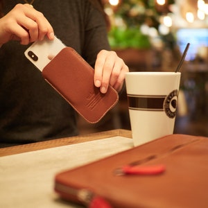 La pochette ajustée pour iPad Pro 12,9 s'adapte au clavier, au porte-crayon et à la poche avant. Housse sur mesure en cuir italien fin, cadeau fait main image 3